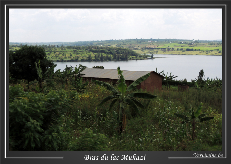 maison et bras du lac Muhazi au Rwanda